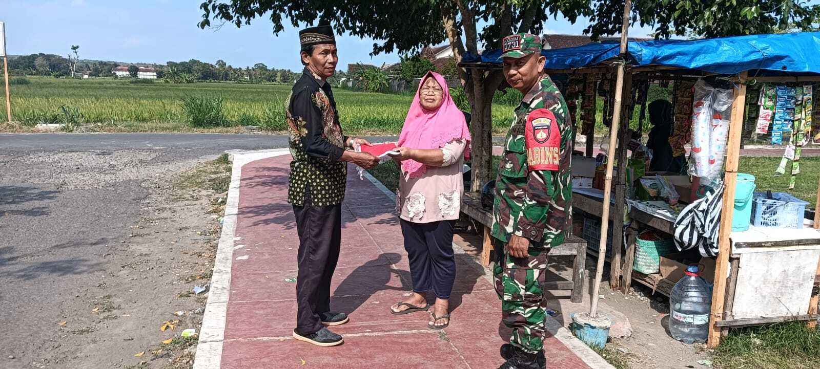 Pembagian Bendera Merah Putih Wujud Semangat Pemerintah Kalurahan Bendungan